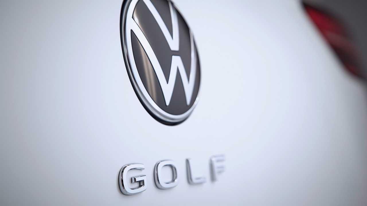 Yazılım sorunları Volkswagen Golf 8’in başını ağrıtmaya devam ediyor!