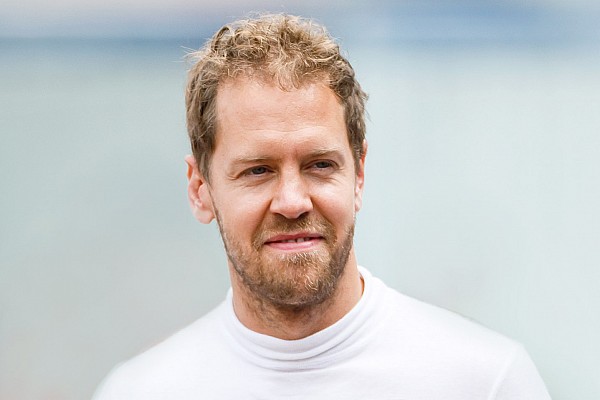Vettel, Aston Martin fabrikasına ilk ziyaretini yaptı!