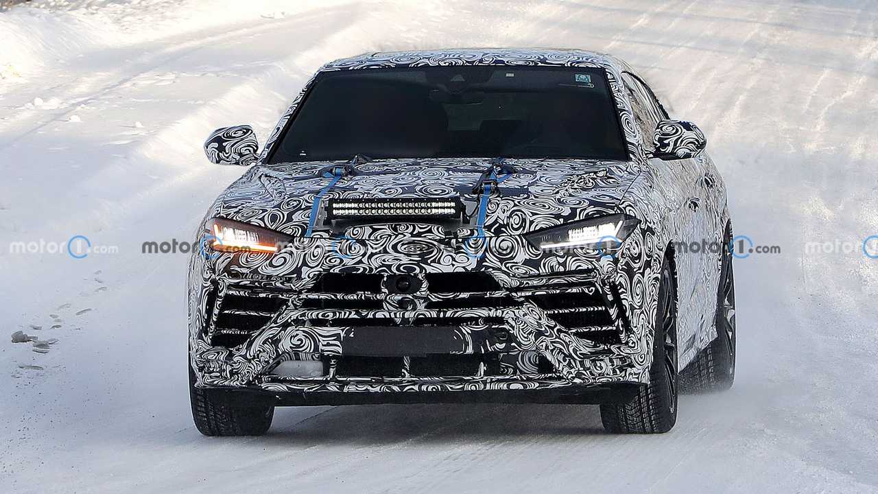 Lamborghini Urus Evo, karlar içerisinde görüntülendi