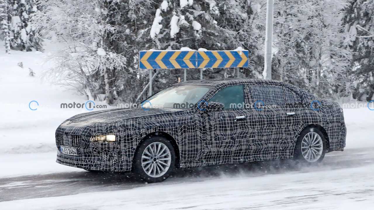 Yeni BMW 7 Serisi’nin, Rolls-Royce donanımları ile geleceği söyleniyor