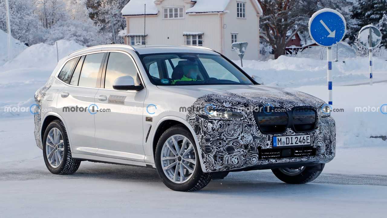 Makyajlı BMW iX3 yeni farlarıyla görüldü