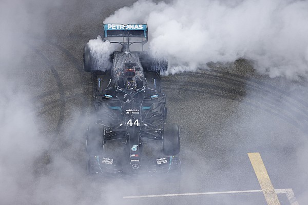 Mercedes: “Çağın en başarılı Formula 1 sürücüsünü takımımızda tuttuğumuz için çok mutluyuz!”