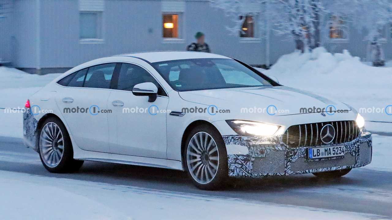 Mercedes-AMG GT73e karda oynarken görüntülendi