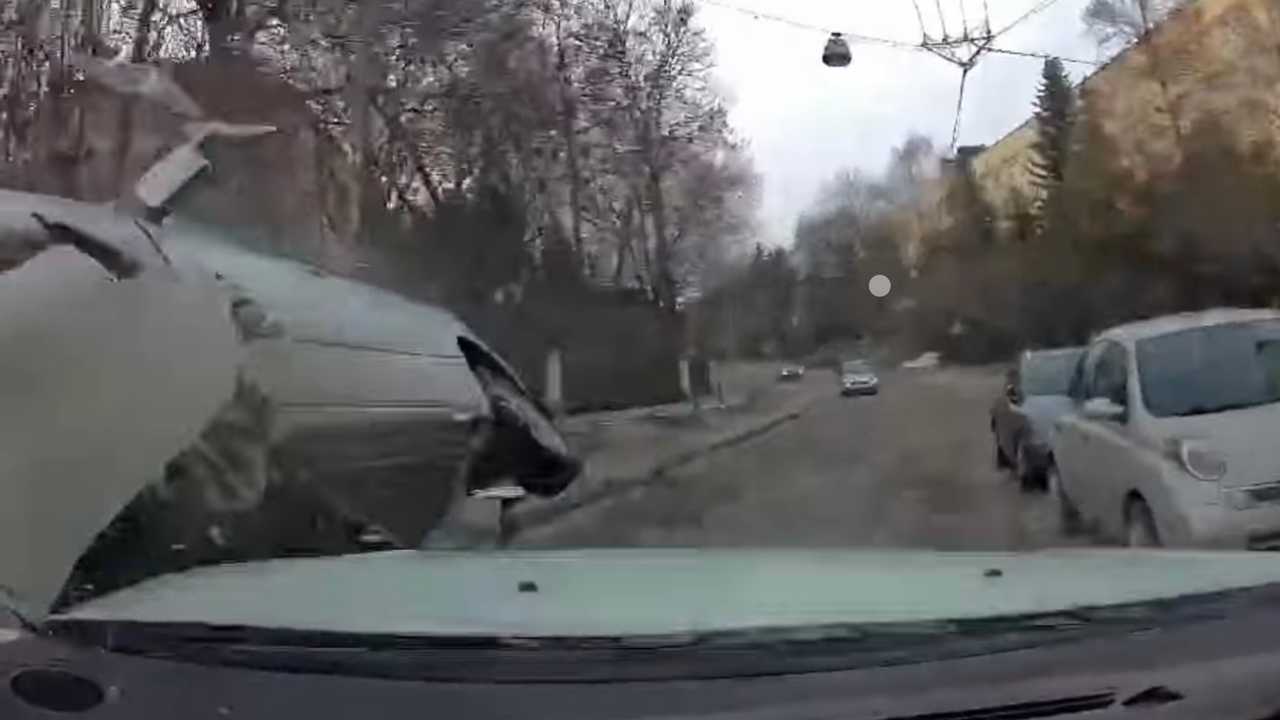 İlginç kazalar köşemizde bugün: Takla atan Volvo! İlginç kazalar köşemizde bugün: Takla atan Volvo!