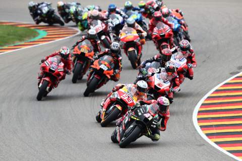 Aleix leads for Aprilia, fights highsides while rivals on 'cruise control'
