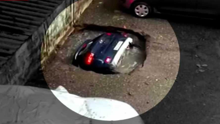 Bu ufacık çukur, bir otomobili yutuyor! Bu ufacık çukur, bir otomobili yutuyor!