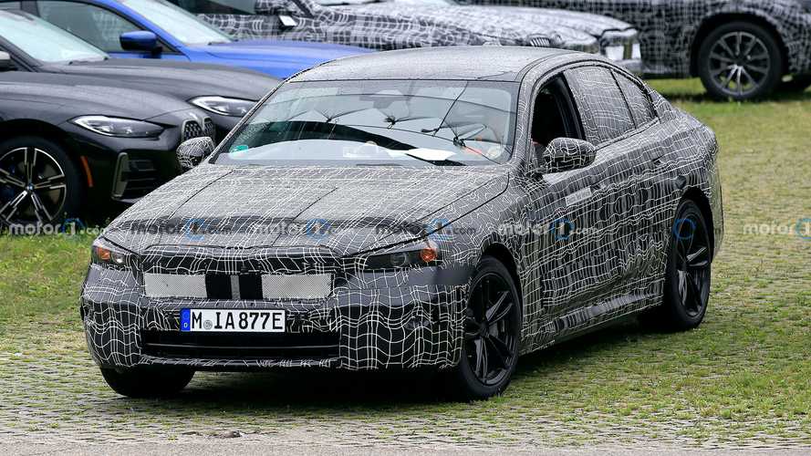 BMW i5 bir kez daha casus fotoğrafçılara yakalandı BMW i5 bir kez daha casus fotoğrafçılara yakalandı