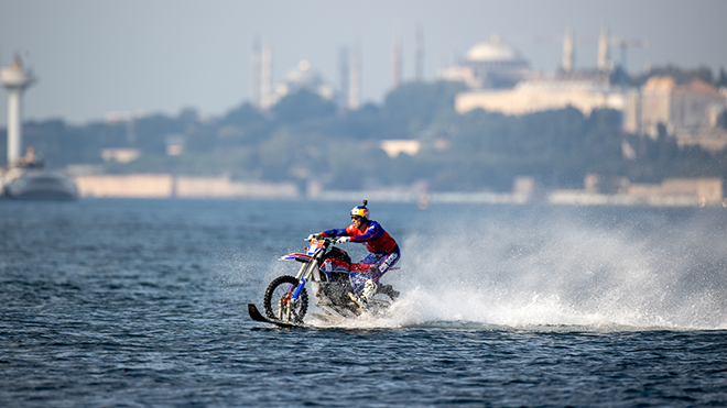 Motokros efsanesi, İstanbul Boğazı’nı sudan motosikleti ile geçti