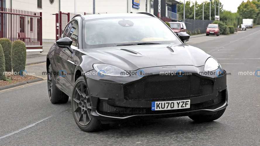 Aston Martin DBX yenilenen ön yüzüyle kameralara yakalandı