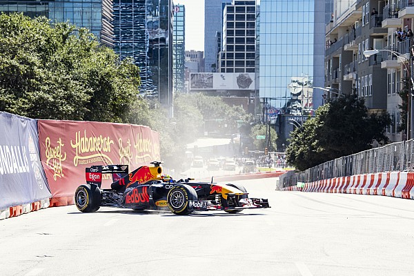 Sergio Perez, Dallas caddelerinde gösteri sürüşü yaptı