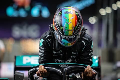 Hamilton distances himself from Mercedes’ Kingspan F1 deal row