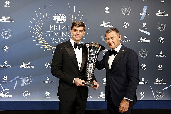 Max Verstappen, 2021 Formula 1 şampiyonluk kupasını aldı!