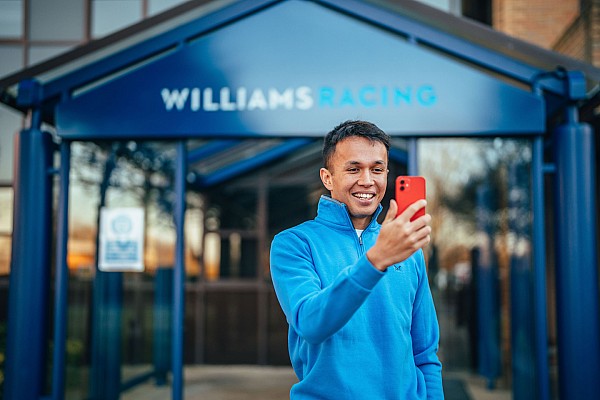 Albon, Williams fabrikasına ilk ziyaretini yaptı