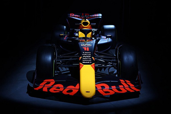 Red Bull, RB18’le ilk sürüşünü Silverstone’da yaptı!