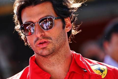Sainz signs Ferrari F1 contract extension until 2024
