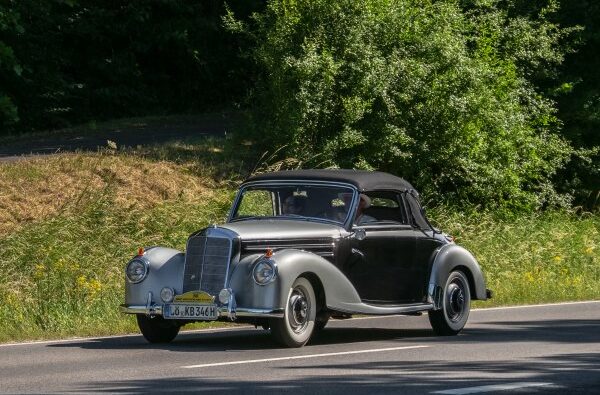 Mercedes-Benz – W187 – 220 (85 bg) – Teknik Özellikler