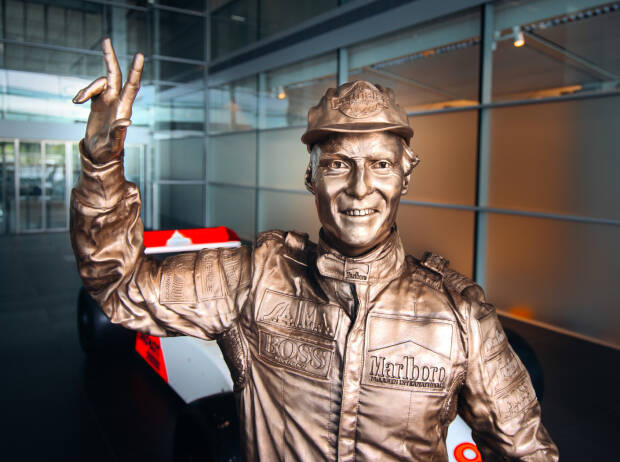 McLaren ehrt Niki Lauda mit Bronzestatue in der Teamfabrik