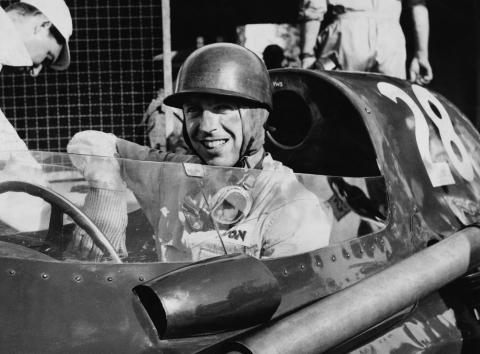 Tony Brooks, F1’s ‘racing dentist’, dies aged 90