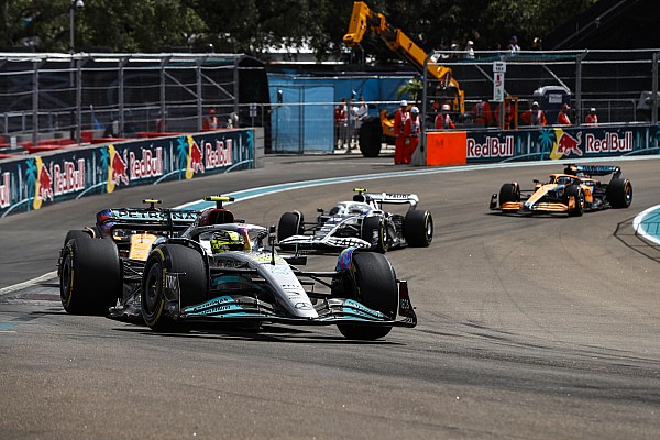 Hamilton: “Aracın davranışları ilk turdan sonra değişti” Hamilton: “Aracın davranışları ilk turdan sonra değişti”