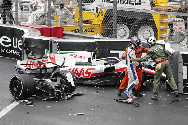 Schumacher kaza yaptı, aracı ikiye bölündü!