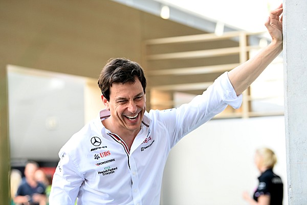 Wolff, Hamilton’ın “ikinci yarışçı olduğu” yorumlarına gülüyor