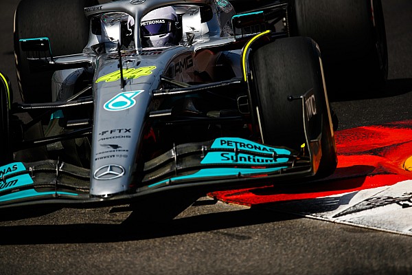 Hamilton, Mercedes’le bağlarını koparmayı düşünmüyor