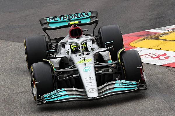 Hamilton, yarış içerisinde kaskını şartlara uyum sağlamak için değiştirmiş