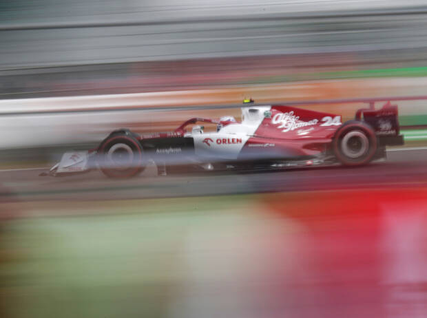 Formel-1-Rennen von Silverstone nach Überschlag von Zhou unterbrochen