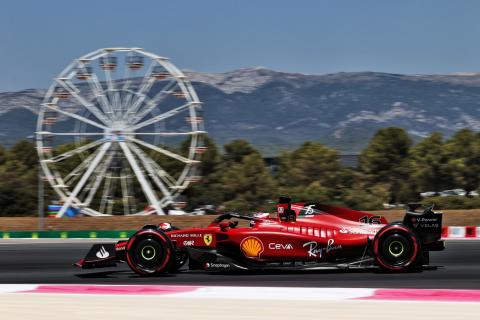 Leclerc edges Verstappen as de Vries fills in for Hamilton in FP1