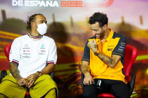 Hamilton reflects on his contracts and says: Ricciardo still has a place in F1
