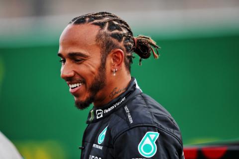 Hamilton teases Alonso with signed cap after F1 spat