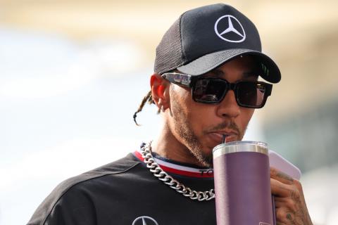 Hamilton told to “shield yourself from F1” amid new rule on political gestures