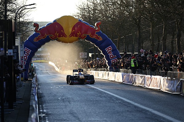 Red Bull, Formula 1 şampiyonluğunu Milton Keynes’te kutladı