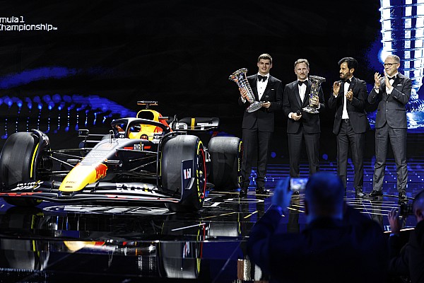 Verstappen ve Red Bull, şampiyonluk kupasını aldı