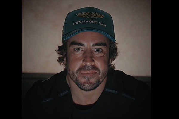 Alonso, Aston Martin kıyafetini giydi
