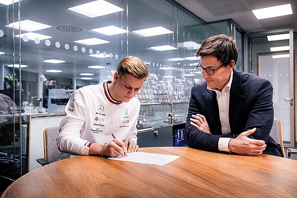 Wolff: “Schumacher doğru ortam sayesinde ‘iyi bir yarış pilotu’ olabilecek  yetenekte”