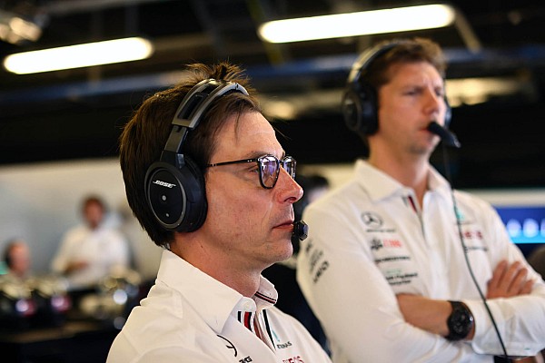 Wolff, Mercedes’in dalgalanma sorununu ‘borsa çöküşüne’ benzetiyor