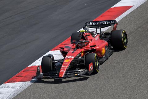 Sainz lowers F1 testing pace as Hamilton loses bodywork