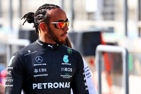 “It has to be that” – Button suggests reason for Hamilton delaying new deal
