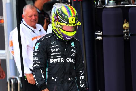 Hamilton hits out at Mercedes timing: “We need to be better” 