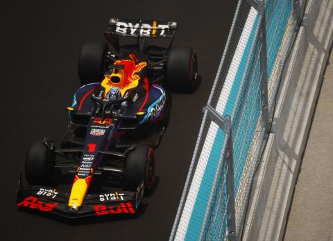 Verstappen sets ominous pace, Mercedes struggle in final practice