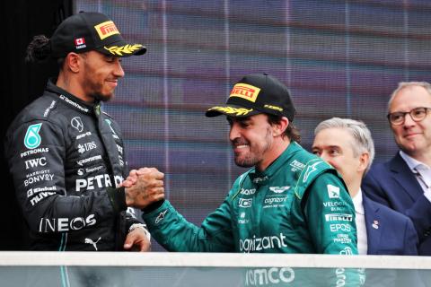 Hamilton teases Alonso over slower start: "It's an age thing"