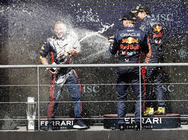 Red Bull schrottet schon wieder einen Siegerpokal