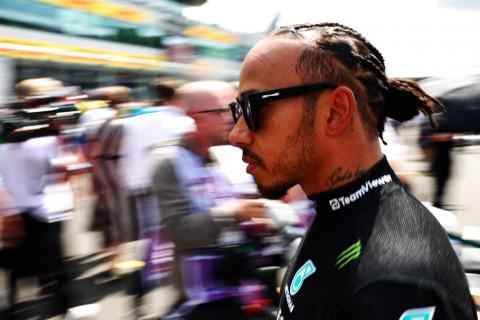 ‘Why isn’t it sorted?’ – Delay over Hamilton’s Mercedes F1 contract questioned