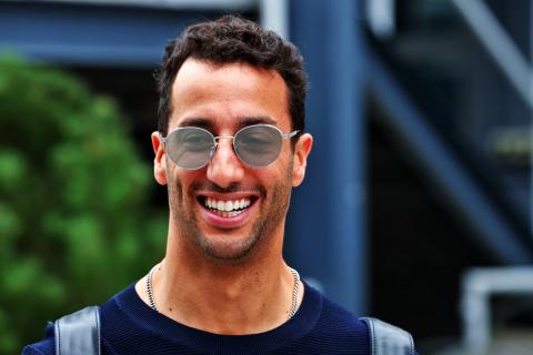 Helmut Marko hints at Ricciardo’s 2024 status but warns: “We have alternatives”