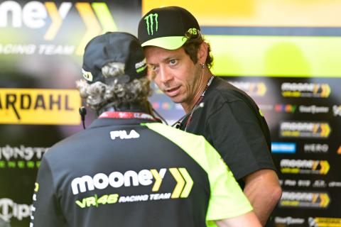 Valentino Rossi collects Marco Bezzecchi on a scooter after his bike stops