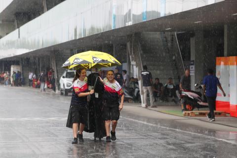Downpour delays Indian MotoGP, wet session added – UPDATED