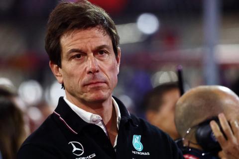 ‘Toto looks defeated’ – F1 pundit makes concerning Mercedes observation