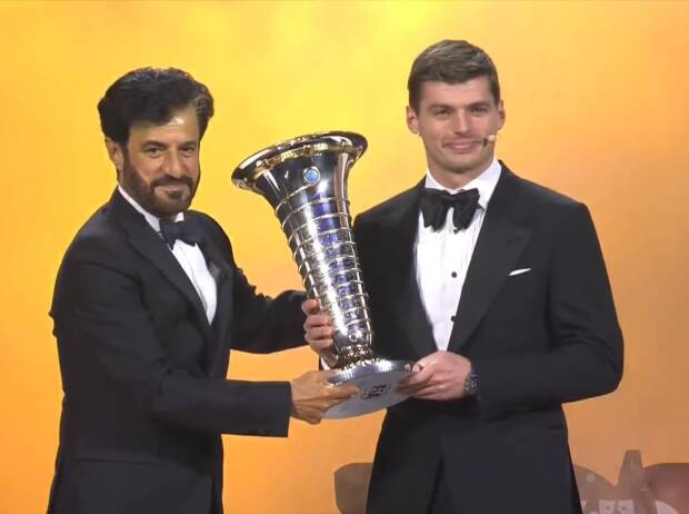 FIA-Gala in Baku: Jetzt hat Max Verstappen seinen WM-Pokal!