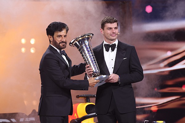 Max Verstappen ve diğer şampiyonlar, 2023 kupalarına kavuştular